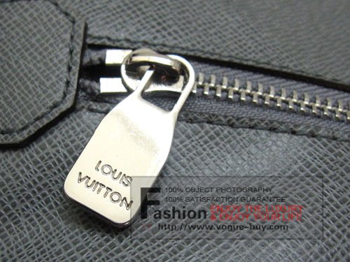 Louis Vuitton replica Taiga Leather Sasha messenger bag M32630 (glacier)